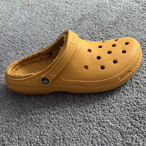 Orange Fuzzy Crocs Size 12 Mens - Picture 3 of 4